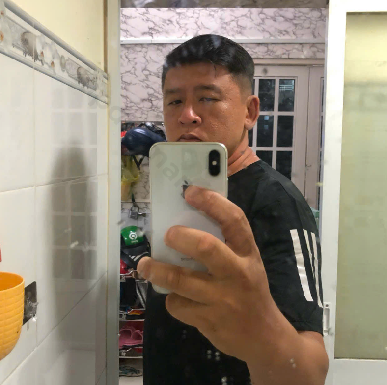 Khách hàng chú Tài đang sử dụng dịch vụ tại FPT